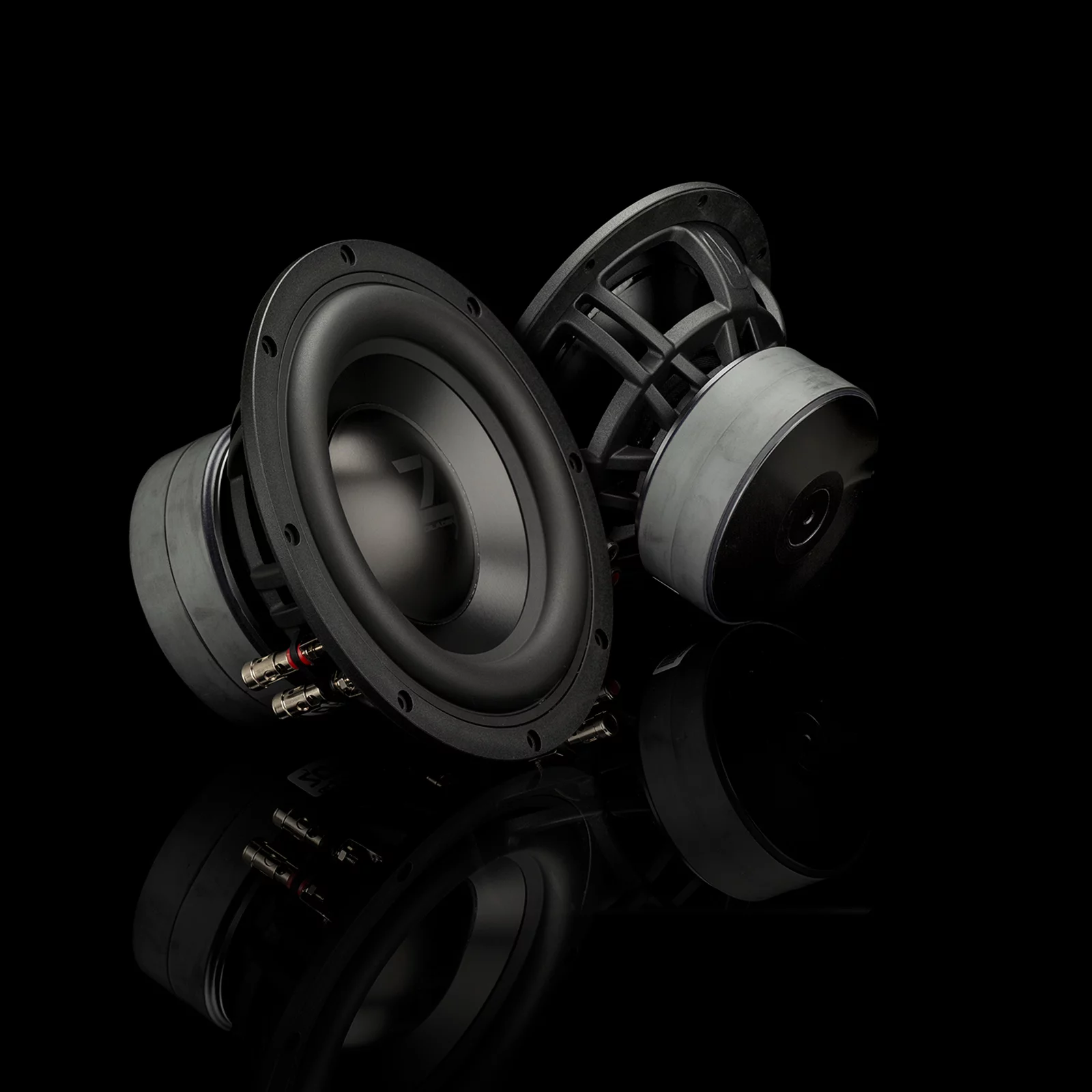 Zwei GLADEN ZETA 08 High-End Subwoofer in einer hochwertigen Produktaufnahme
