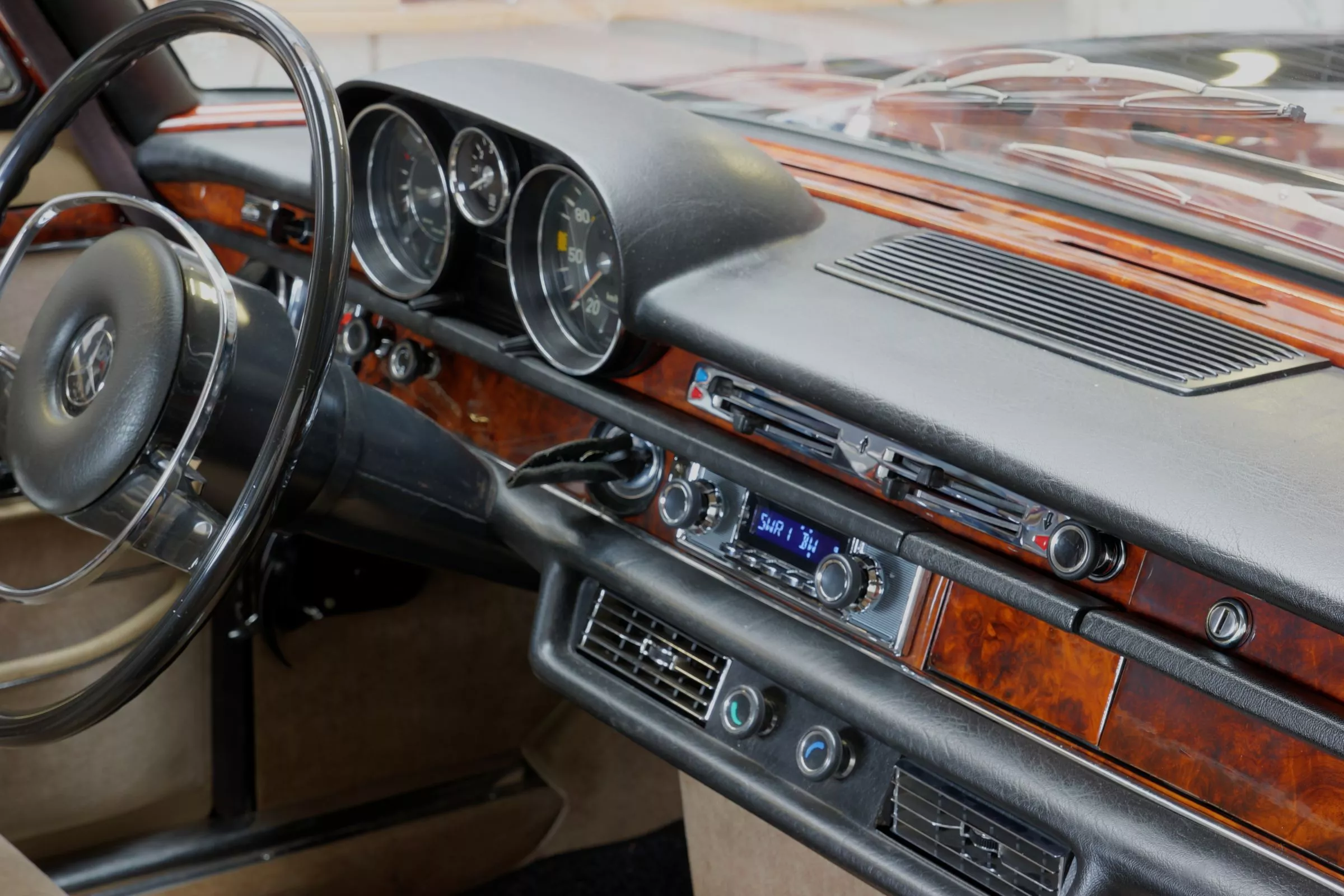 Nadelstreifen_256de6a3bd7d80 Retrosound Frontblende Becker "Nadelstreifen"