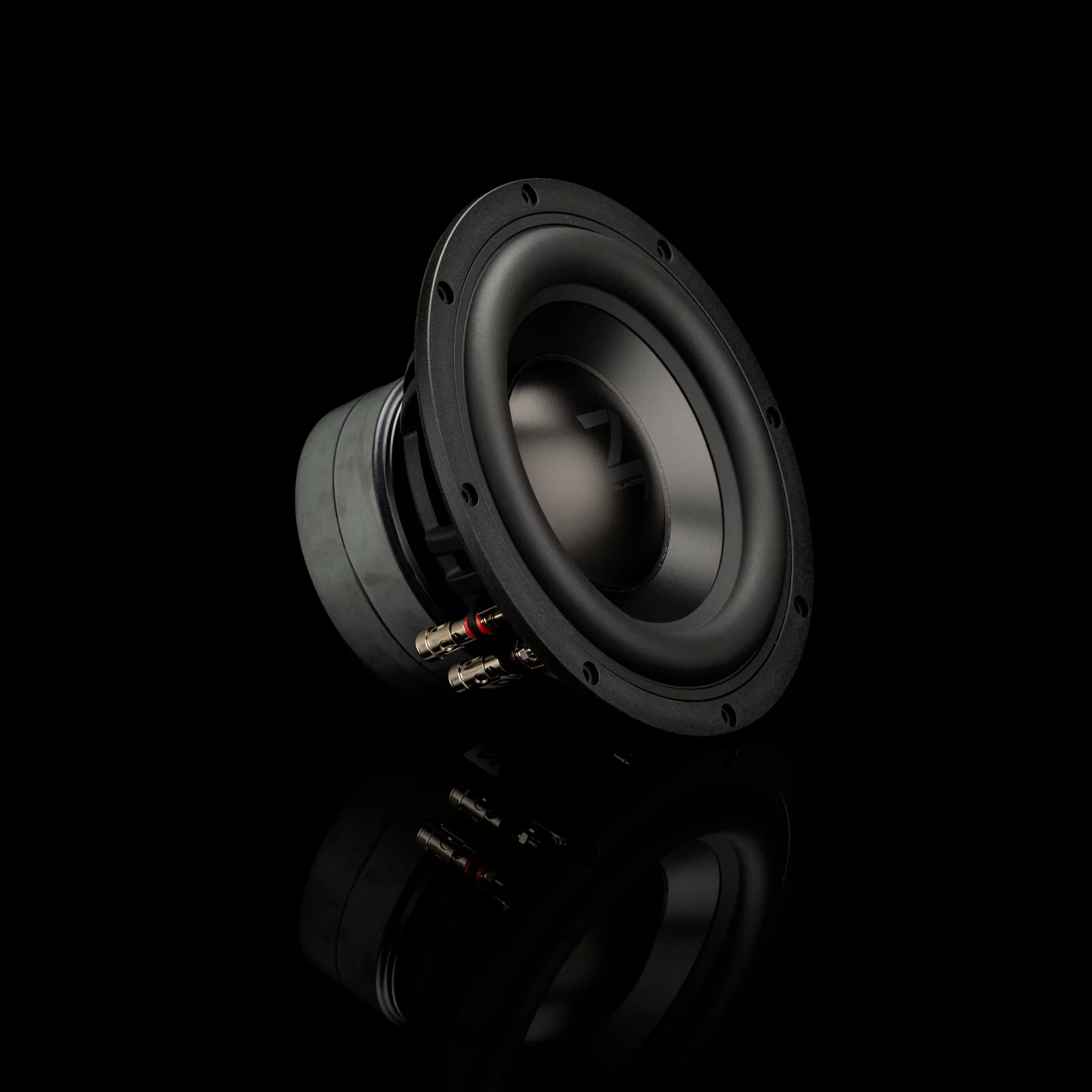 GLADEN ZETA 08 – Perspektivansicht Schrägansicht des GLADEN ZETA 08 8 Zoll High-End Subwoofers mit Aluminiumkorb