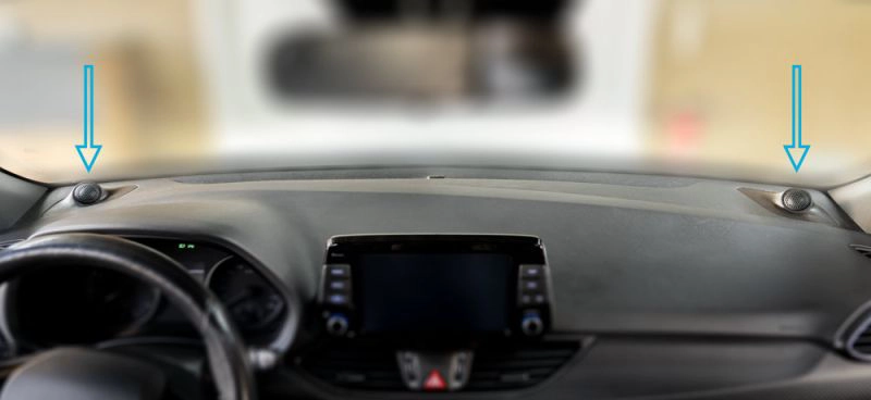 Aufgebaute Hochtöner in Armaturentafel