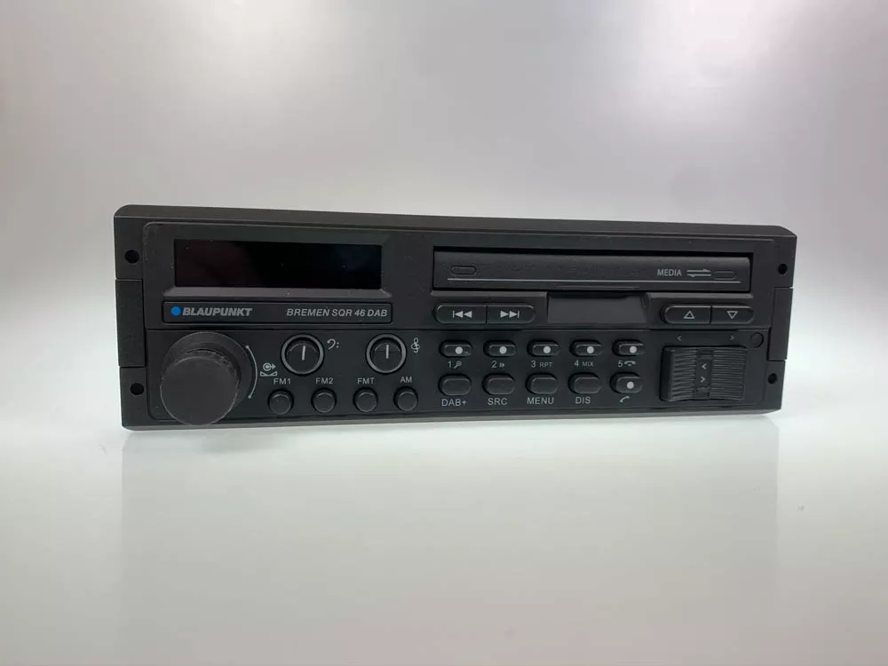 blaupunkt-bremen-sqr-46-dab-youngtimer-autoradio Das Blaupunkt Bremen Retro Radio Bremen SQR 46 DAB in der Frontansicht im ausgeschaltetem Zustand