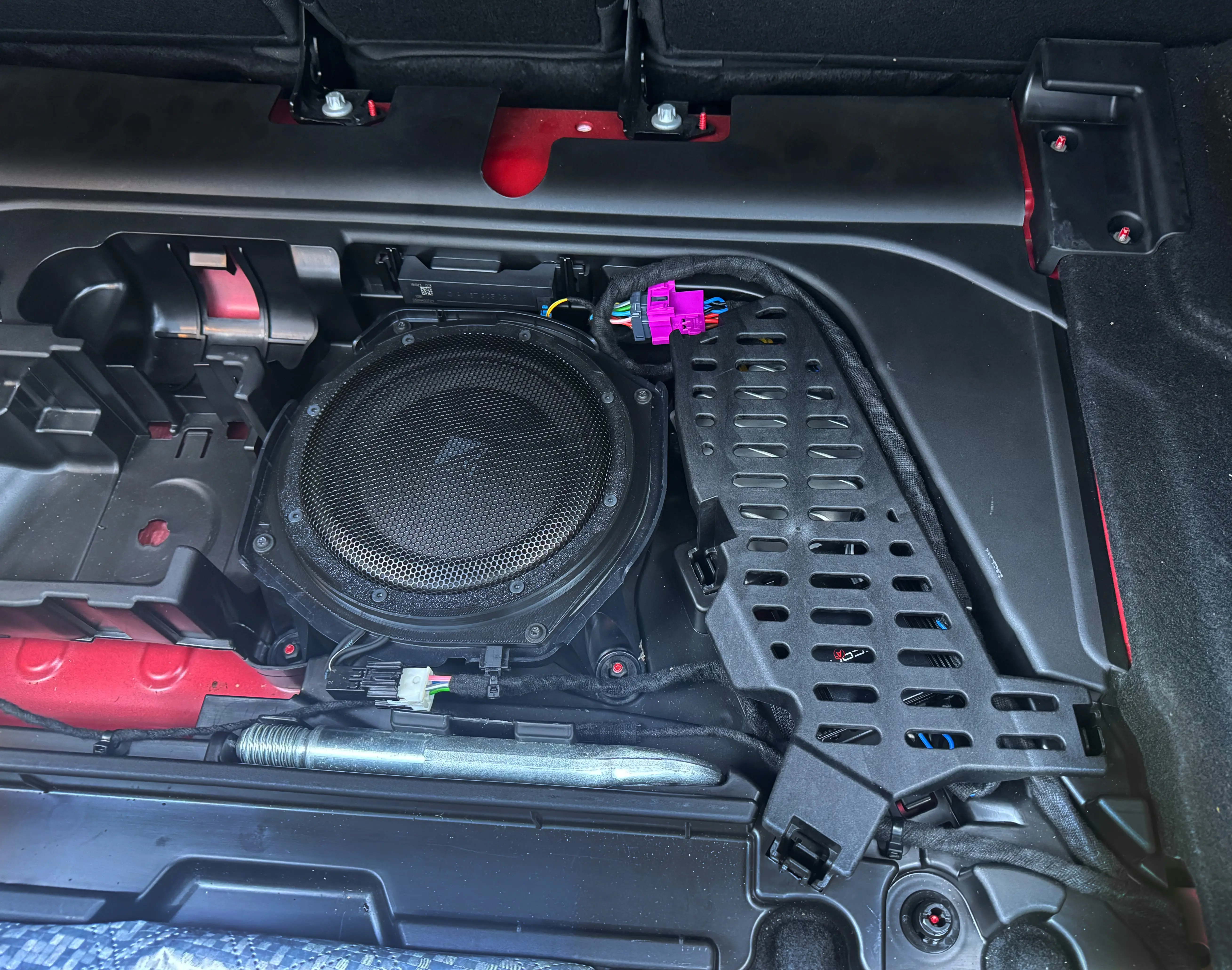 eingebauter Subwoofer im Mercedes mit Advanced Soundsystem