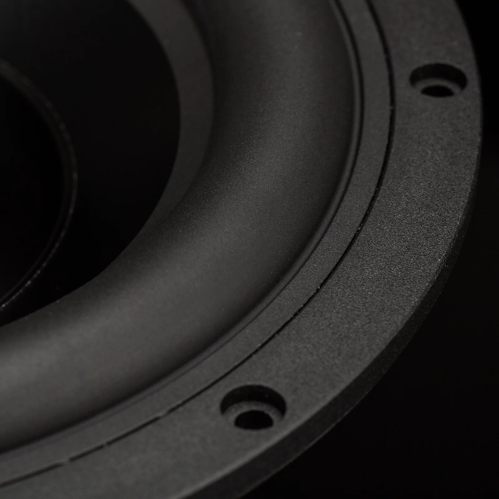 Nahaufnahme der langlebigen Gummisicke des GLADEN ZETA 08 8 Zoll High-End Subwoofers
