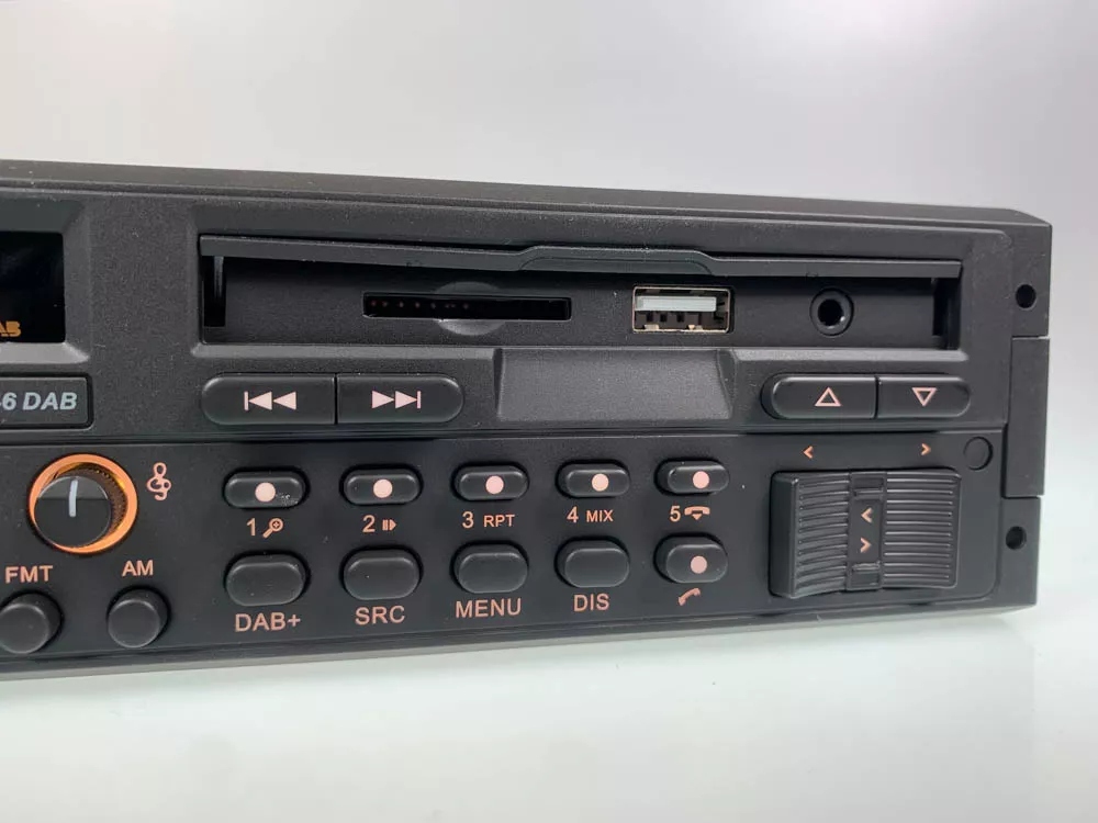blaupunkt-bremen-sqr-46-dab-youngtimer-autoradio-7 USB Anschluss - Speicherkartensteckplatz - Aux Eingang