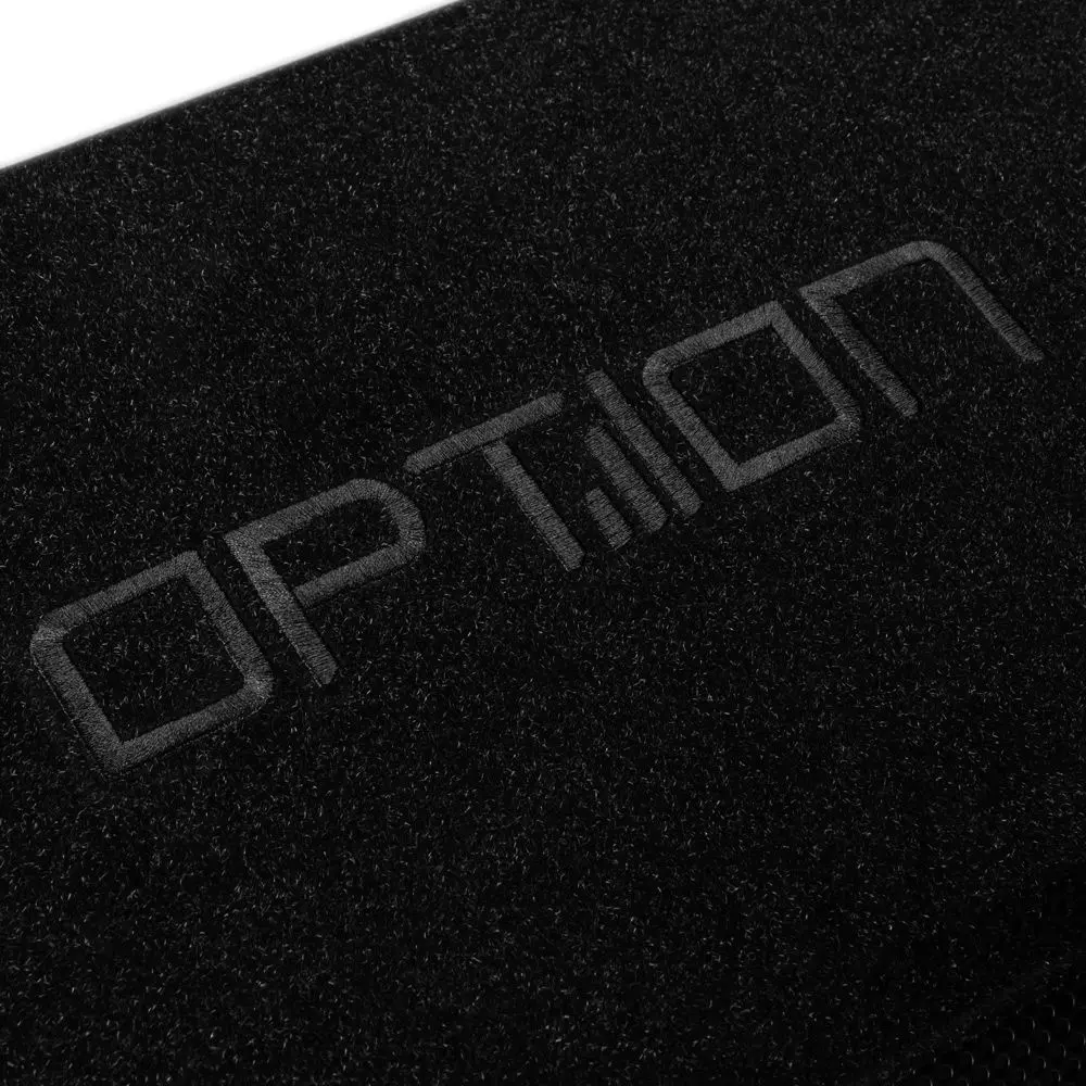 OPTION PULSE-8BRA Aktiv-Subwoofer mit hochwertigem Teppichbezug und eingeprägtem OPTION-Logo auf der Gehäuseoberseite