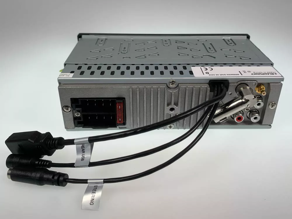 blaupunkt-bremen-sqr-46-dab-youngtimer-autoradioFiLxCmIeQZFBX Die Rückansicht vom Blaupunkt Bremen SQR 46 DAB mit Blick auf die Anschüsse