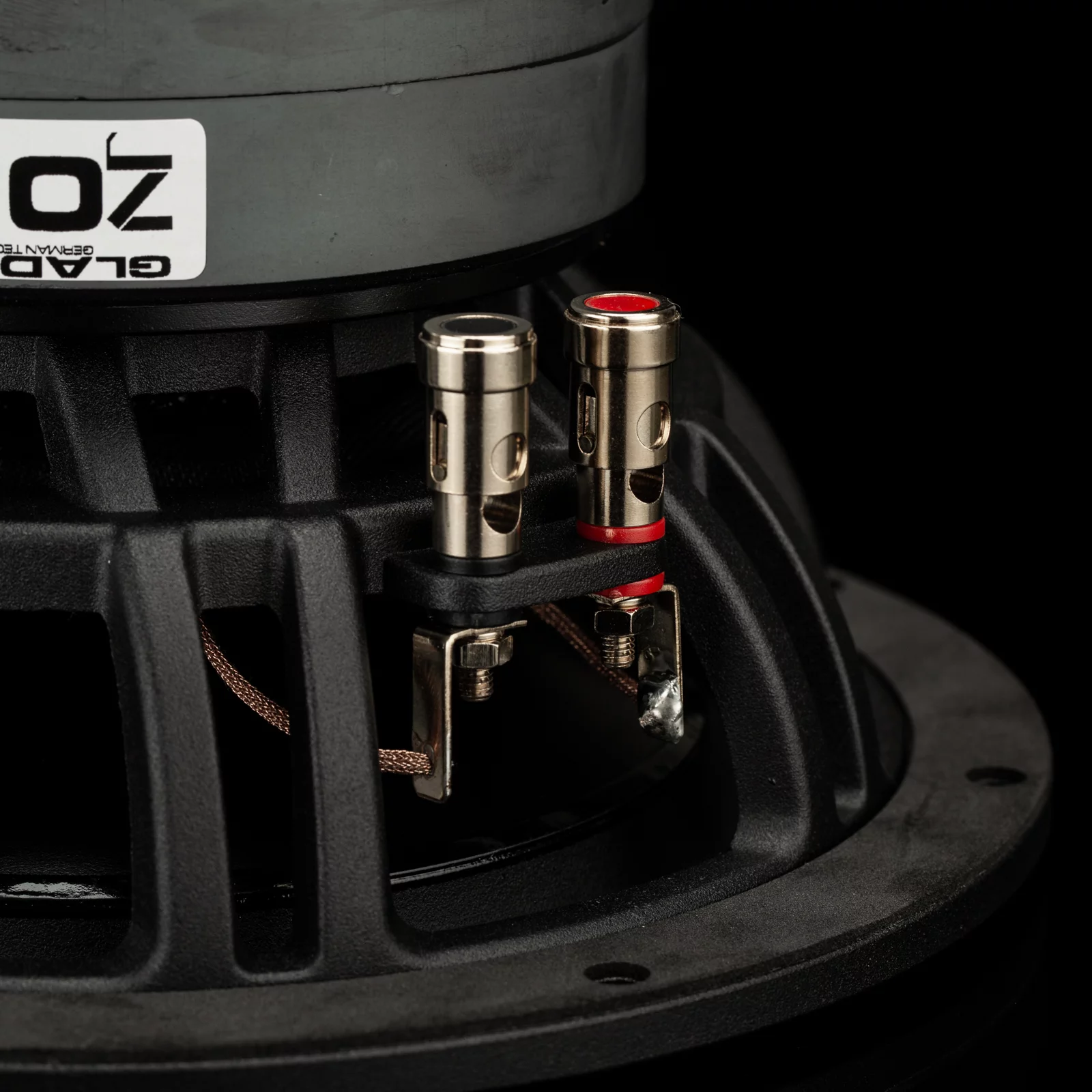 GLADEN ZETA 08 – Lautsprecheranschlüsse im Detail Detailaufnahme der hochwertigen Lautsprecheranschlüsse des GLADEN ZETA 08 20 cm High-End Subwoofers