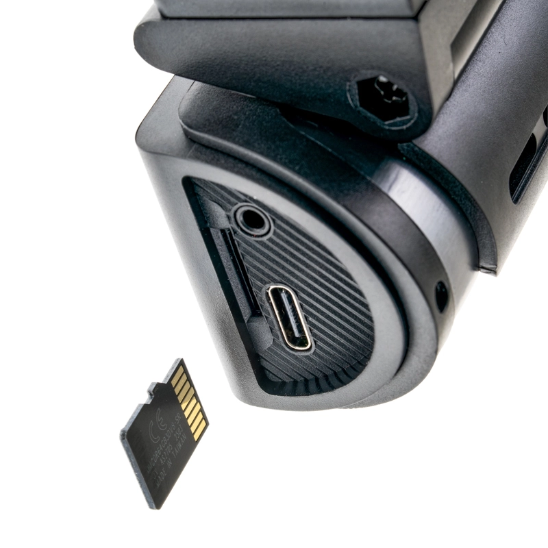 Nahaufnahme der AMPIRE DC3-PLUS Dashcam mit Anschlussbuchsen und herausnehmbarer microSD-Karte