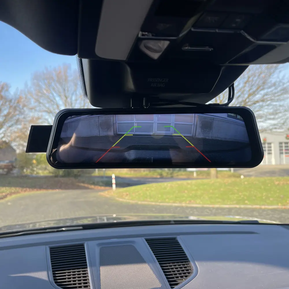 Rückfahrkamera-Anzeige auf dem AMPIRE CPS090 Smartphone-Spiegelmonitor