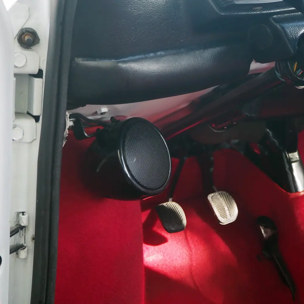Nahaufnahme des montierten Ampire QX-75-Black Aufbaulautsprechers im Fahrzeug Ampire QX-75-Black Montagebeispiel | ARS Stuttgart
