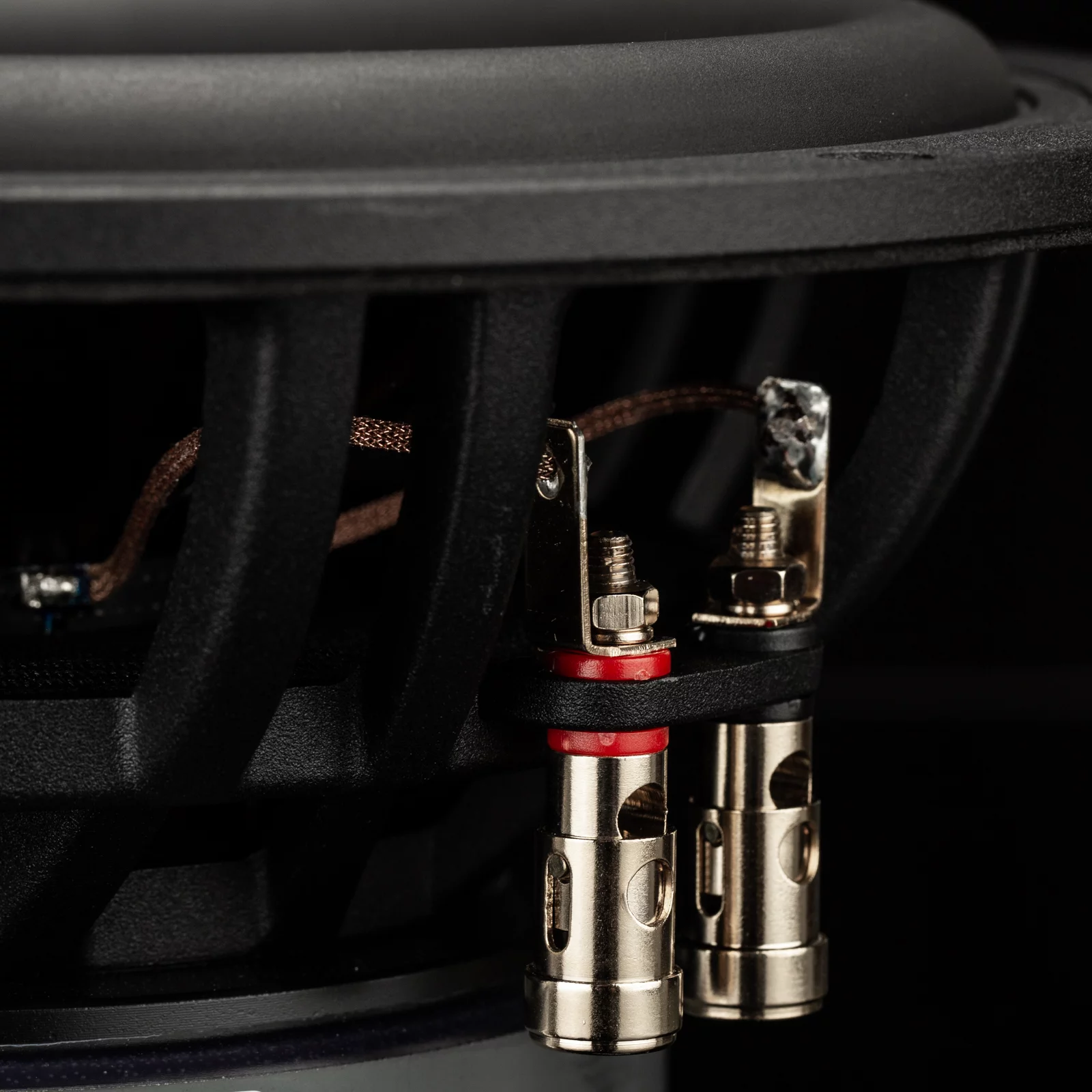 Detailansicht des robusten Aluminiumkorbs und der Anschlussklemmen des GLADEN ZETA 08 Subwoofers