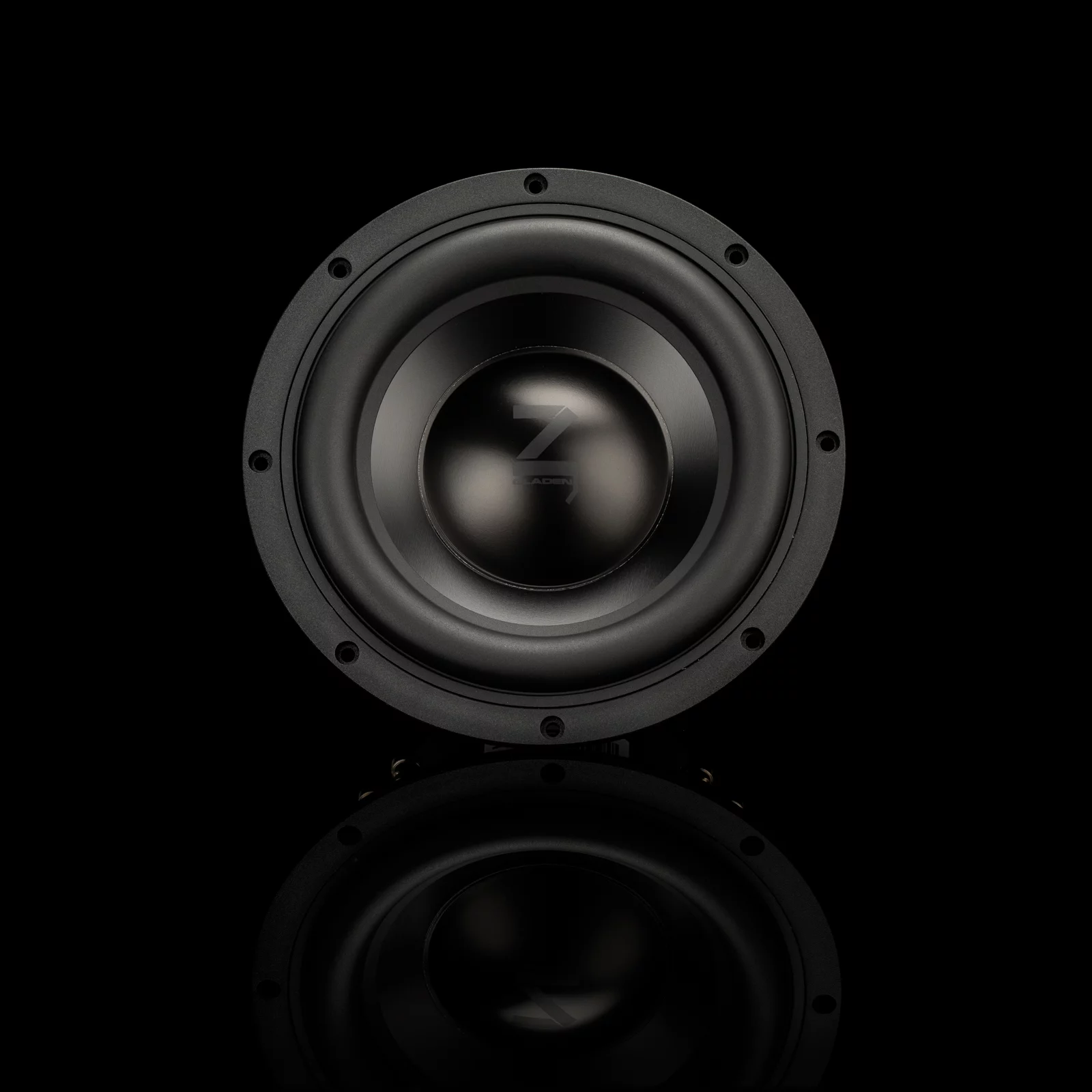 Frontansicht des GLADEN ZETA 08 20 cm High-End Subwoofers mit schwarzer Membran