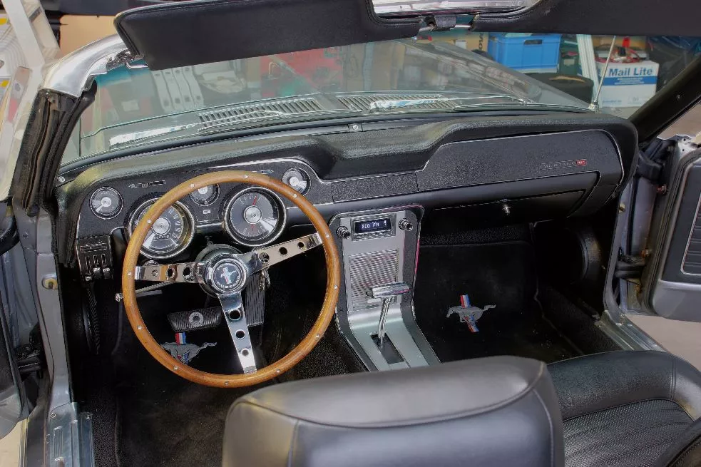 mustang_68_8 RETROSOUND Einbaurahmen "1967-73 Mustang bezel"