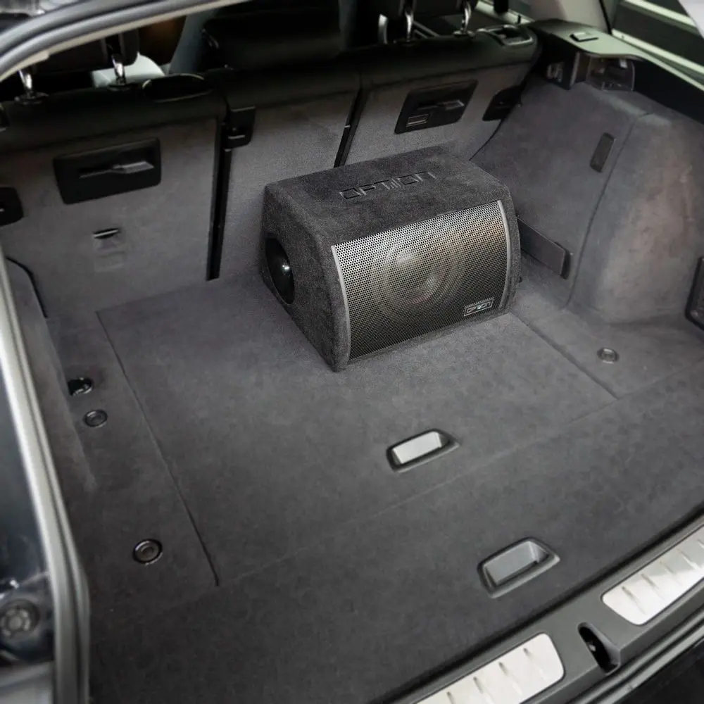 OPTION PULSE-8BRA Aktiv-Subwoofer im Kofferraum eines Fahrzeugs als platzsparende Einbaulösung für kraftvollen Bass