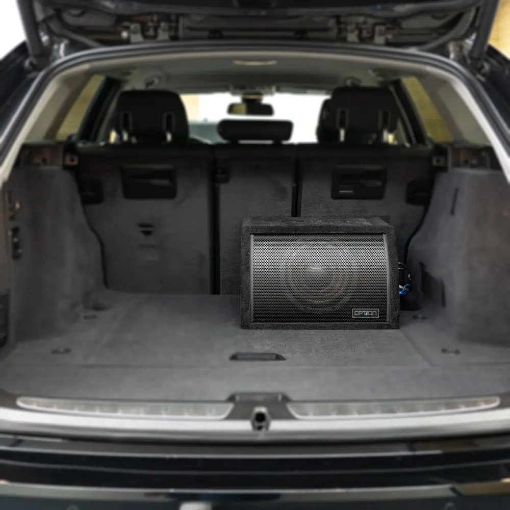 OPTION PULSE-8BRA Aktiv-Subwoofer im Fahrzeugkofferraum – platzsparende Installation für kraftvollen Bass und alltagstaugliche Integration